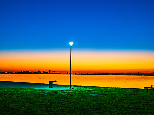 オレンジ一面の海、朝焼けの市川塩浜を撮る。