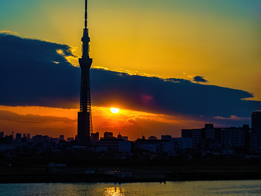 東京スカイツリーと夕陽を撮る。
