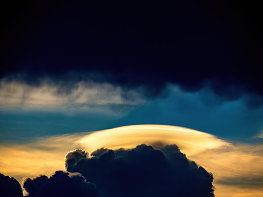 地球侵略、巨大UFO風レンズ雲を撮る。