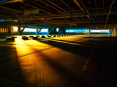 2019年の旅。立体駐車場のモノリスを撮る。